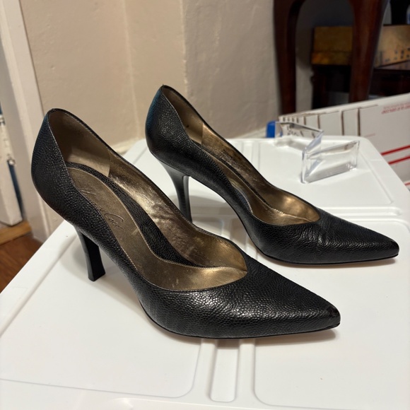 Kenneth Cole Black Textured Leather Scalloped Edge High Heels/Pumps - Picture 3 of 10